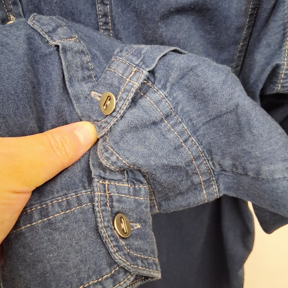 +2🛍Avenue Blue Button Down Shirt - Picture 4 of 6
